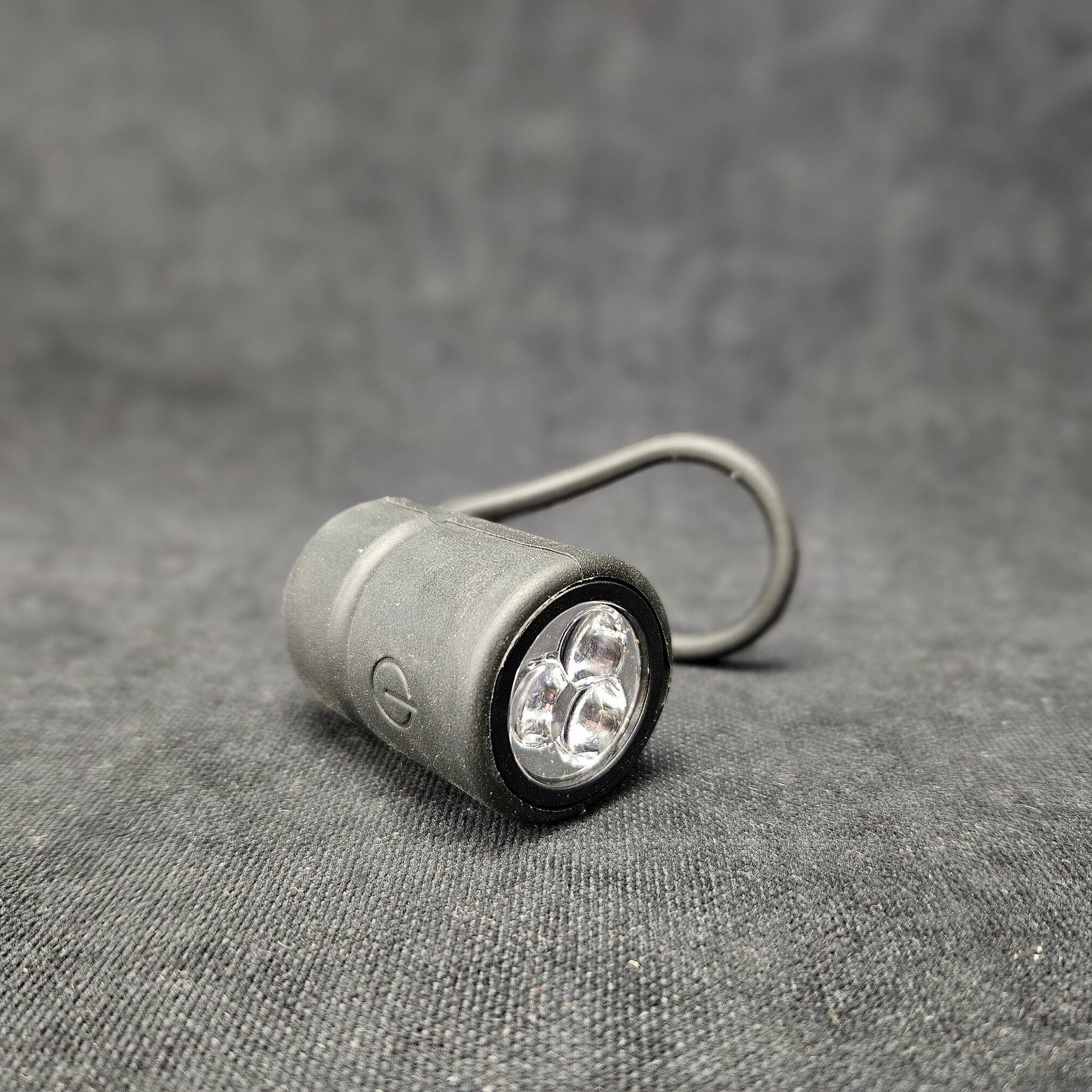 Фонарь задний JING YI, JY-3203T, 3 диода, 2 режима работы, под батарейки CR2032 (2 шт), красный свет