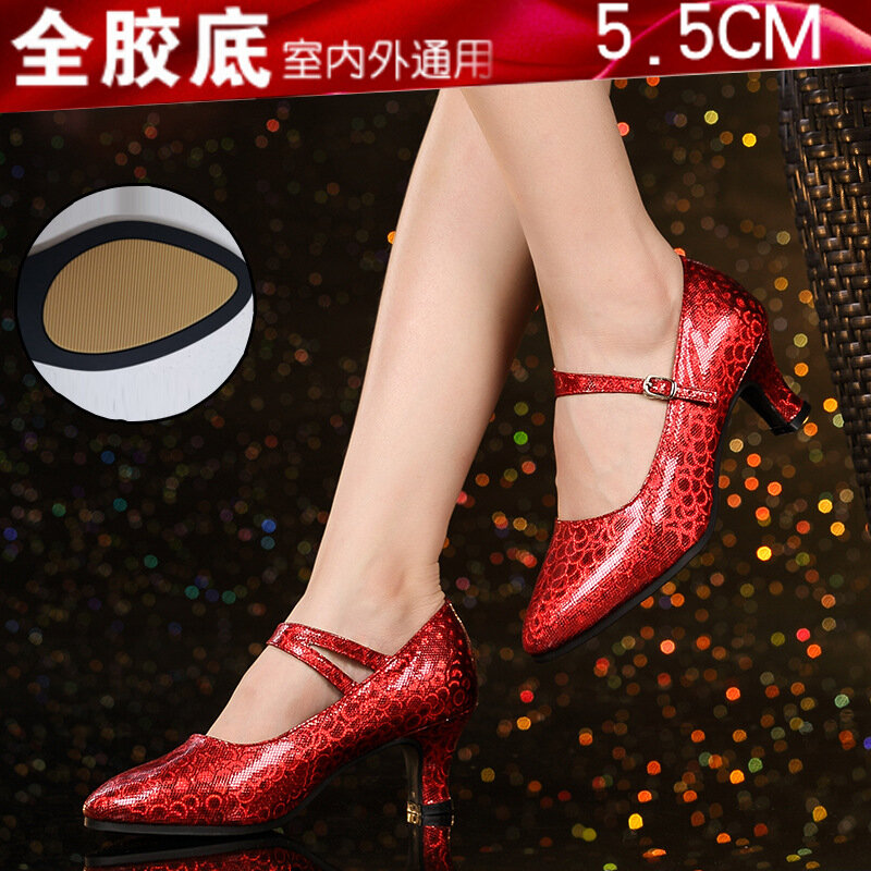 Спортивные туфли