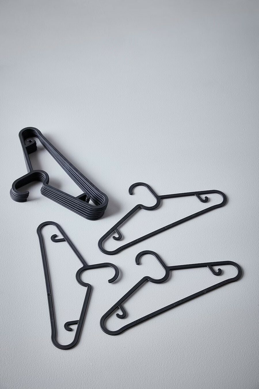 Набор вешалок-плечиков SPRUTTIG, черный. 10 шт. IKEA - фотография № 3