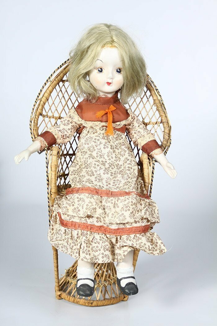 Сувенирная фарфоровая кукла