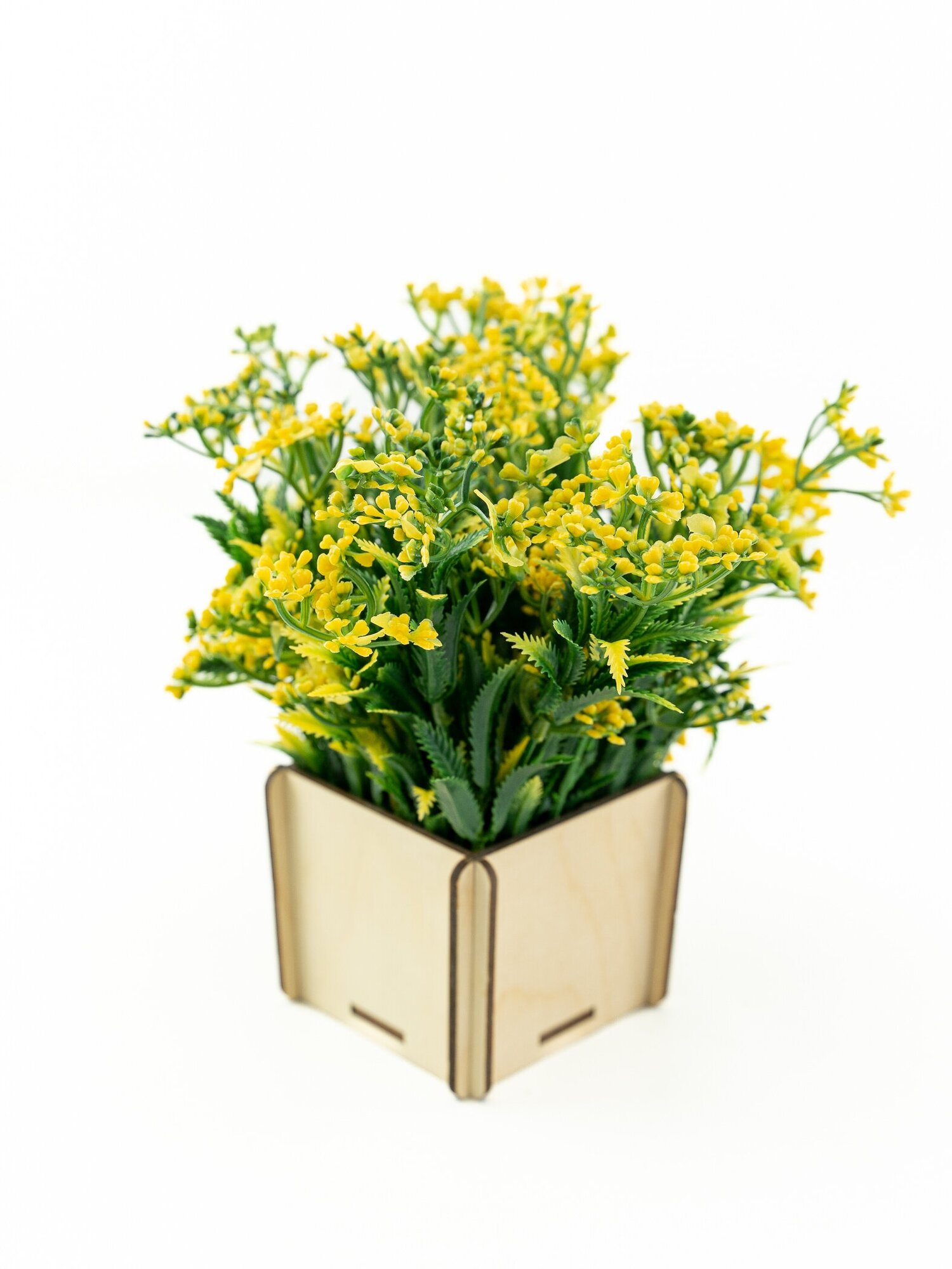 Искусственное растение и цветы в деревянном кашпо желтые цветы