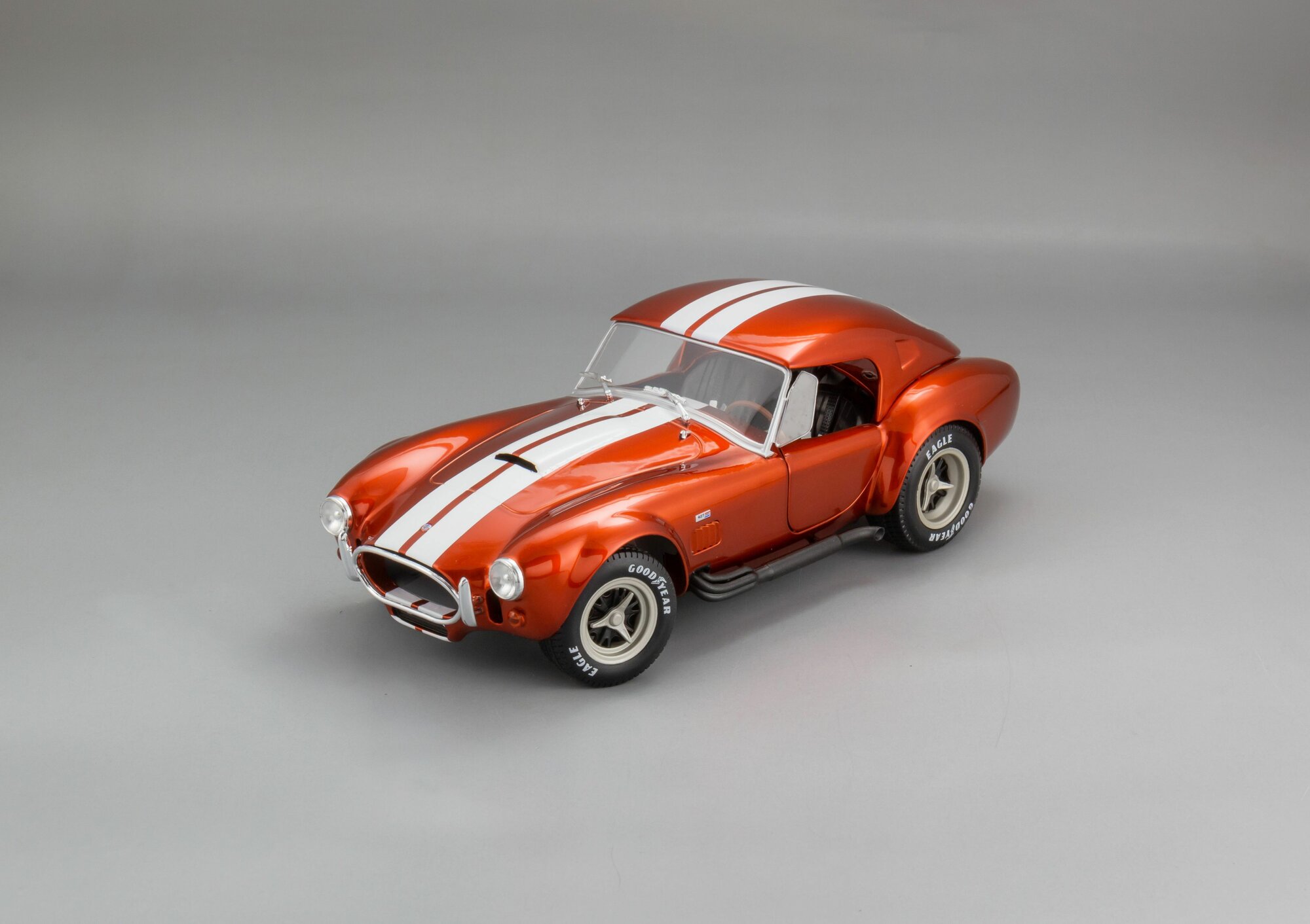 Коллекционная масштабная модель 1:18 Shelby Cobra 427 MKII - 1965 от Solido