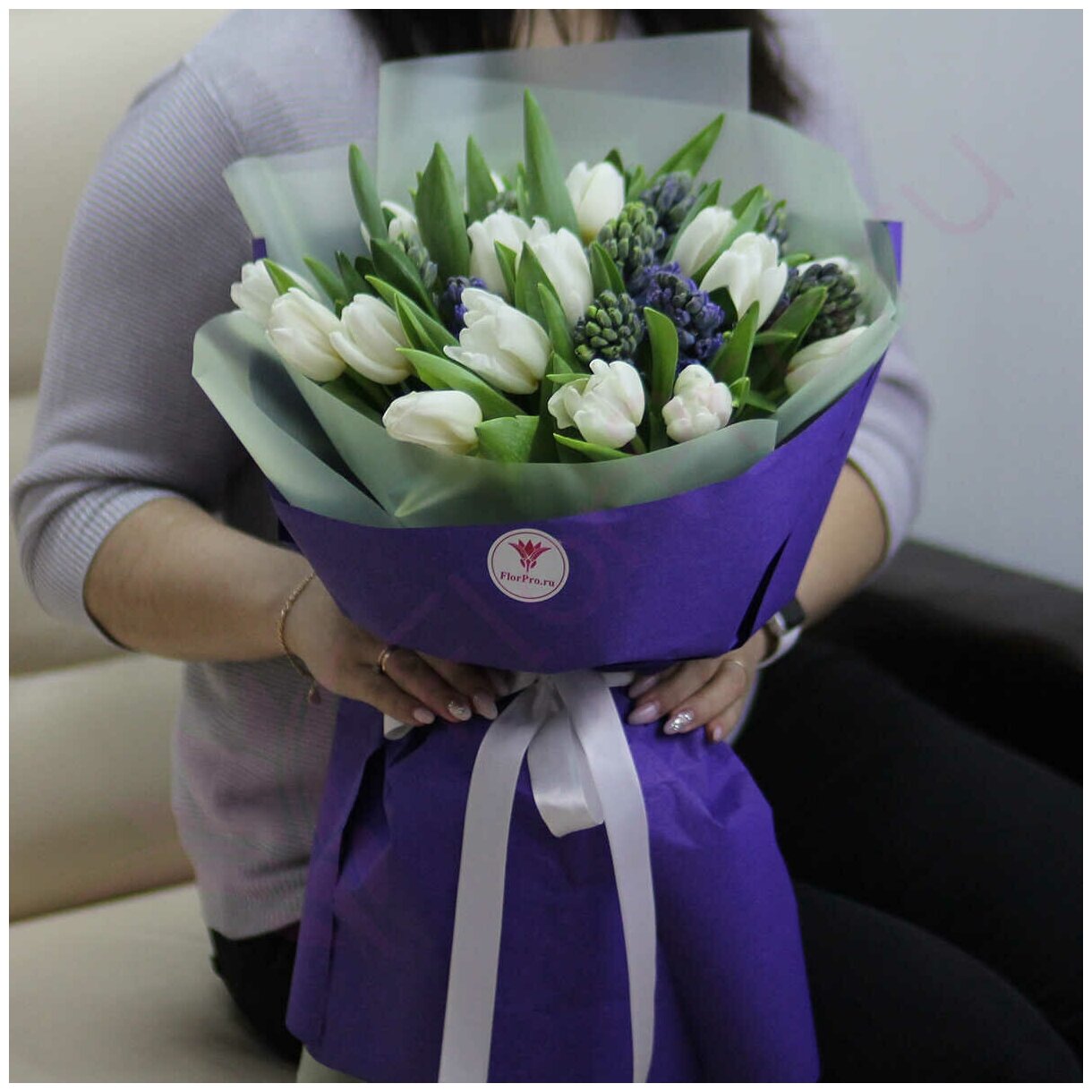 Цветы живые букет из белых тюльпанов и синих гиацинтов в дизайнерской упаковке