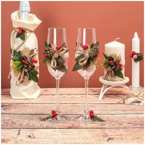 Свадебные бокалы для шампанского в эко-стиле с лесным букетом и декоративными ягодами в бежевой и красной гамме