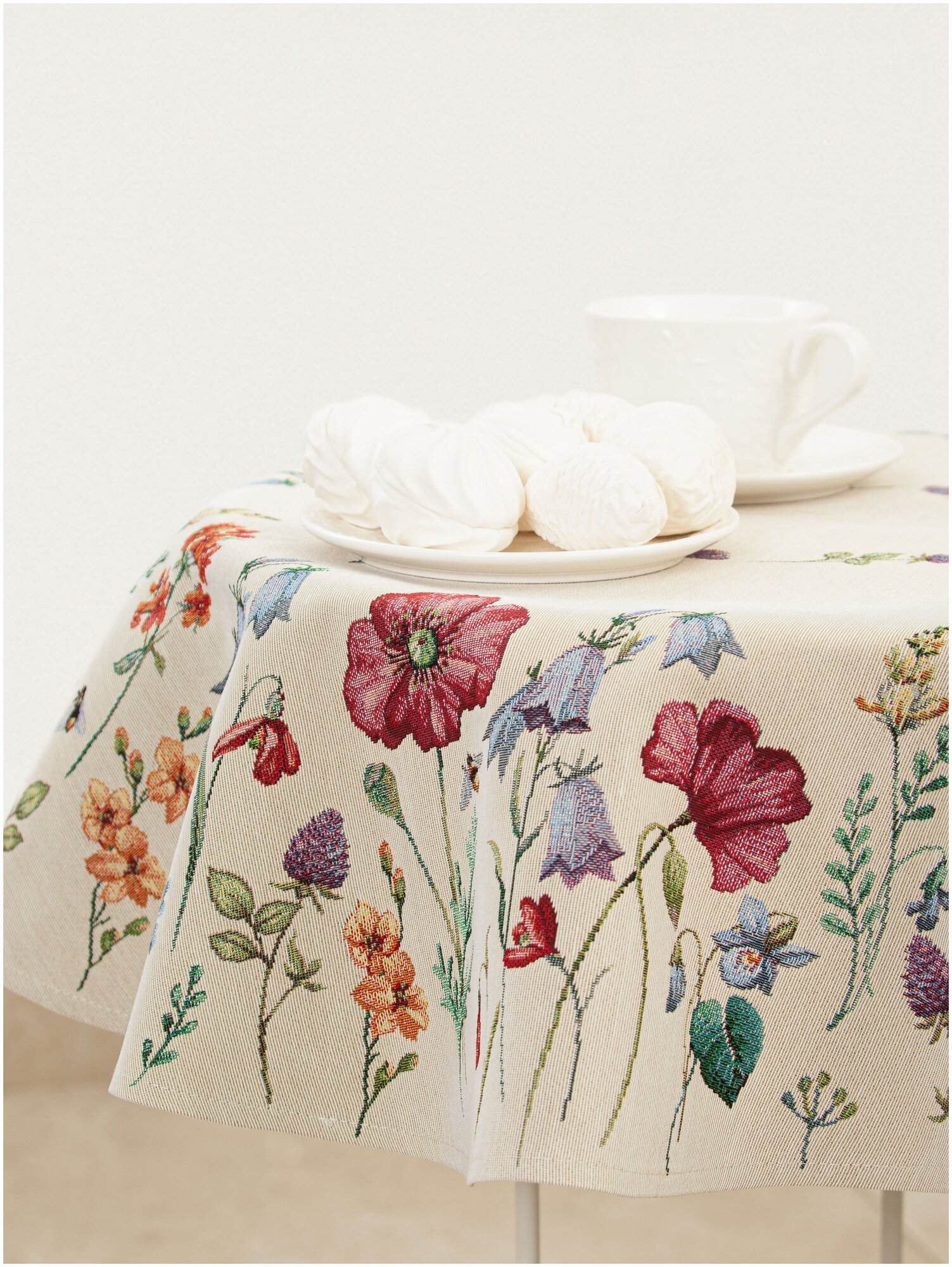 фото Скатерть Le Gobelin Ласточки диаметр 93 см