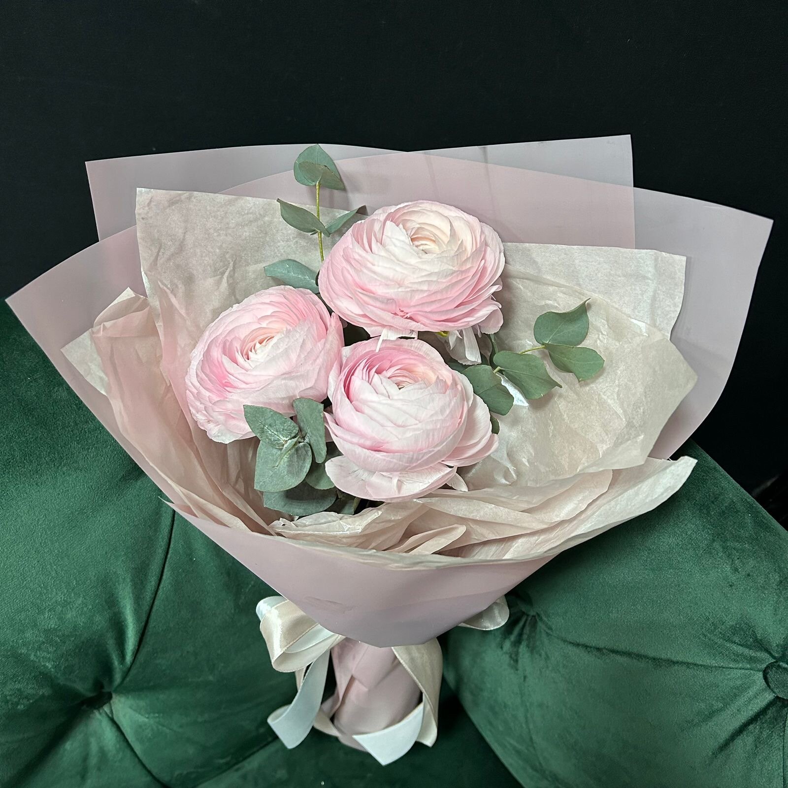 Букет-комплимент из 3 ранункулюсов Леди