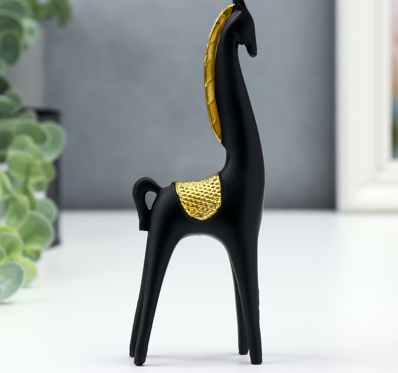 Сувенир полистоун "Чёрный конь с золотой гривой" 15х2,5х5 см