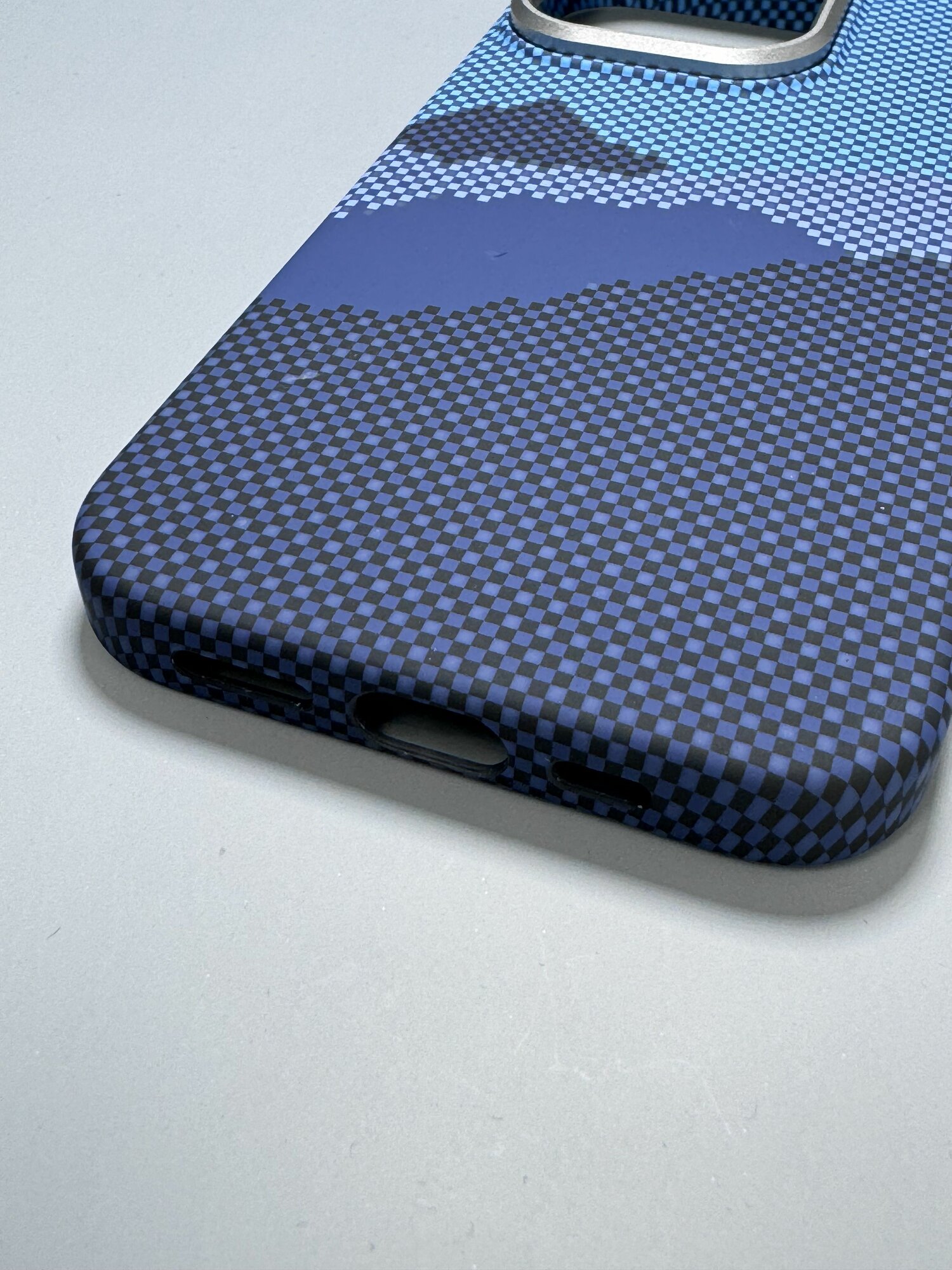 Чехол на iphone 15 Pro , защитный кейс LUXO на айфон 15 Про под карбон , soft-touch , с рисунком — фото 1