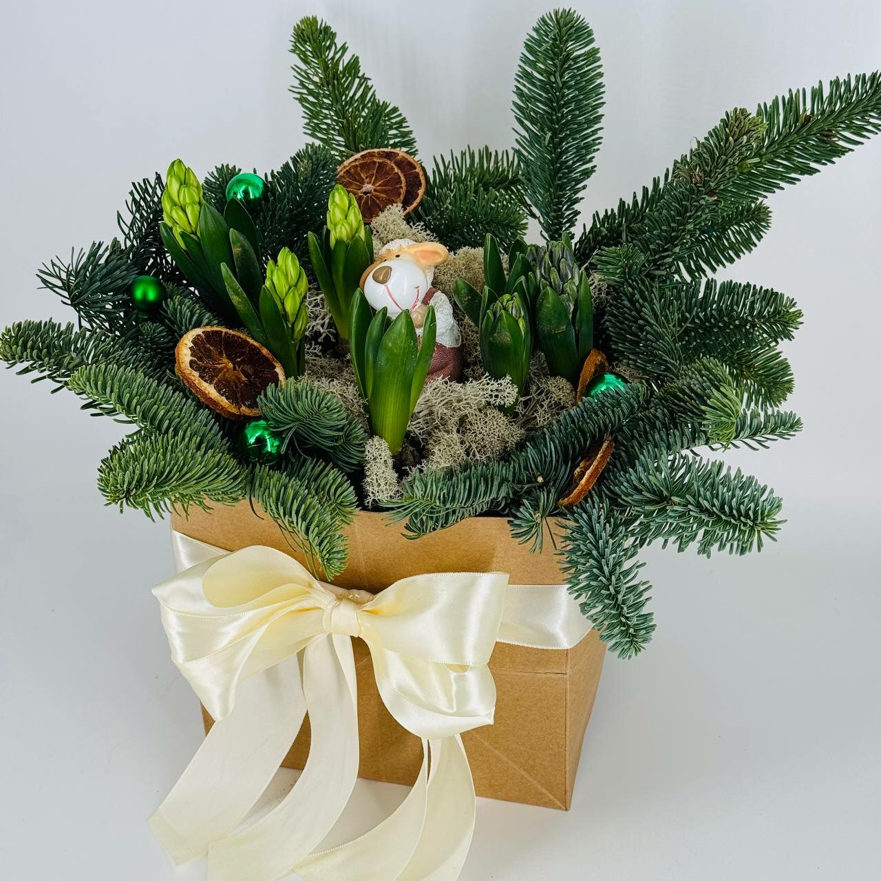 Зимний буке из натуральной хвои и нобилиса с весенними первоцветами гиацинтами