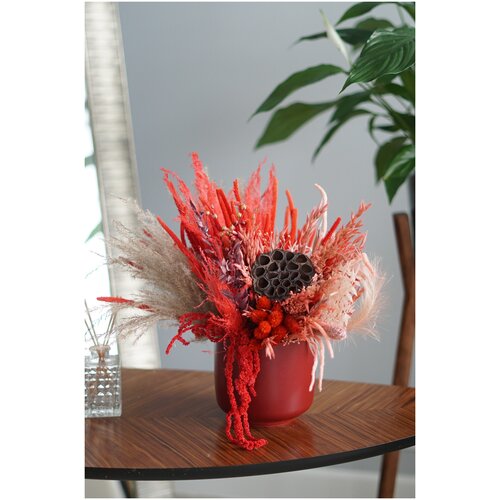 Интерьерная сухоцветная композиция с лотосом в керамическом кашпо