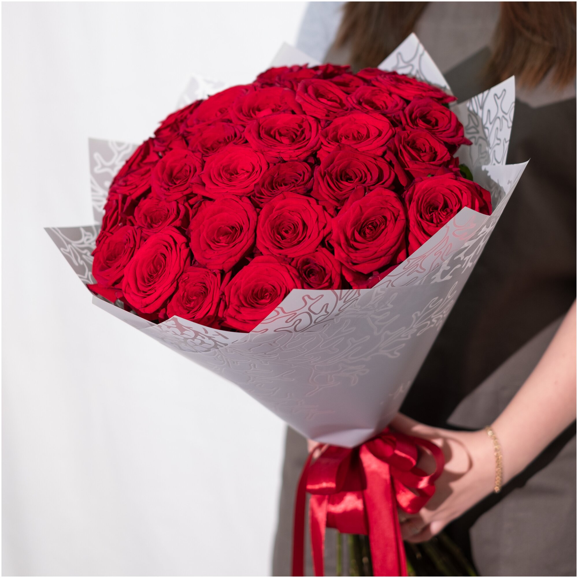 Букет рубиновые украшения из 35 красных роз. Букет AR0157 ALMOND ROSES