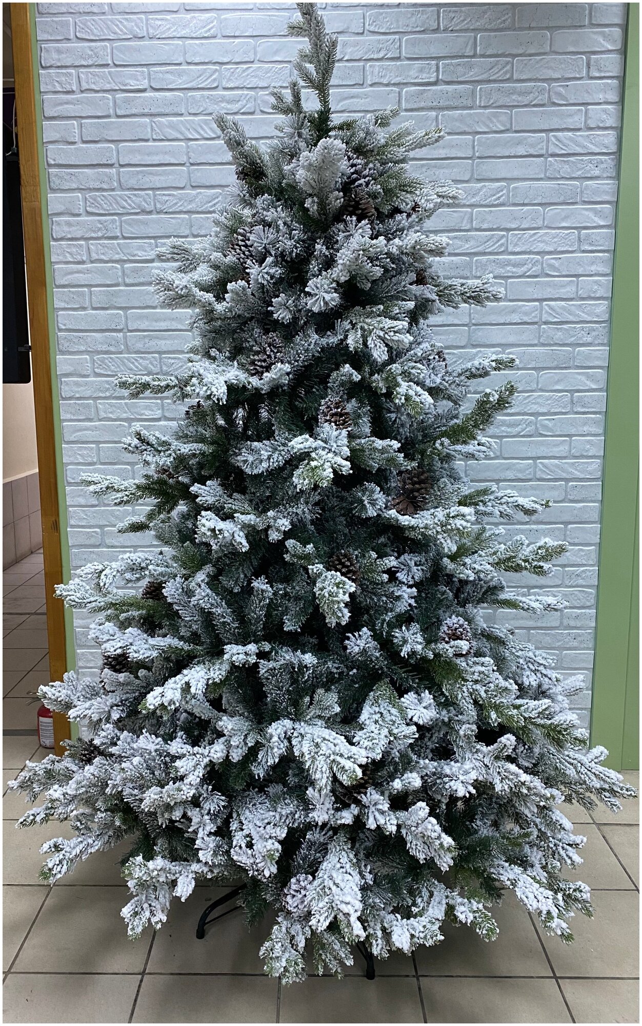 Beatrees Искусственная елка Crystal Queen заснеженная с шишками 210 см, литая + ПВХ + Леска LGB04GP-BH70-MD
