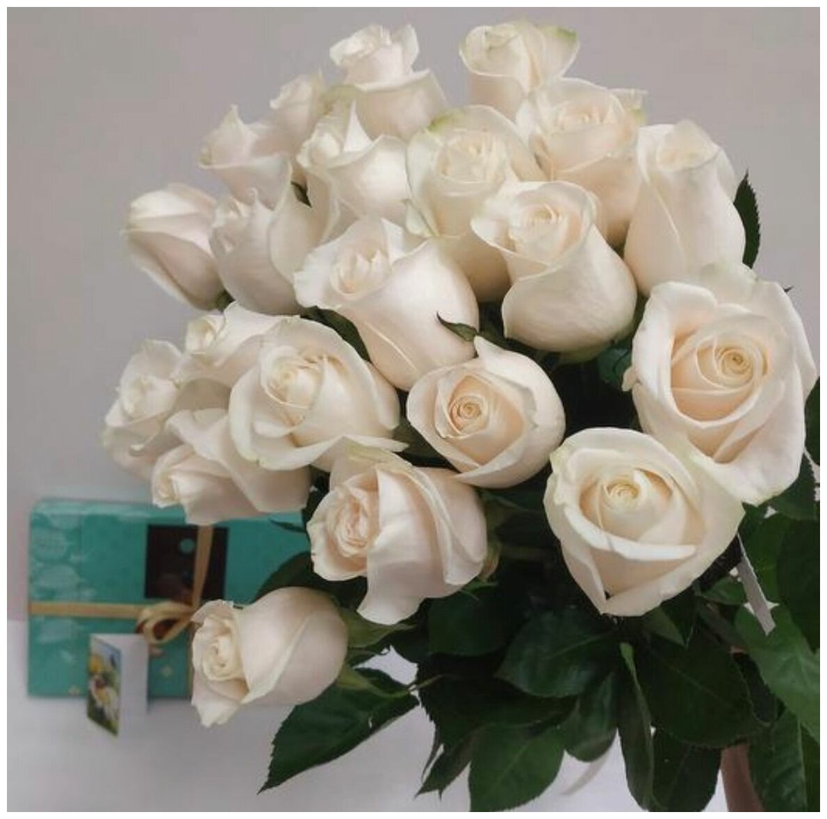 Подарочный набор из 21 розы и коробки конфет - фотография № 3