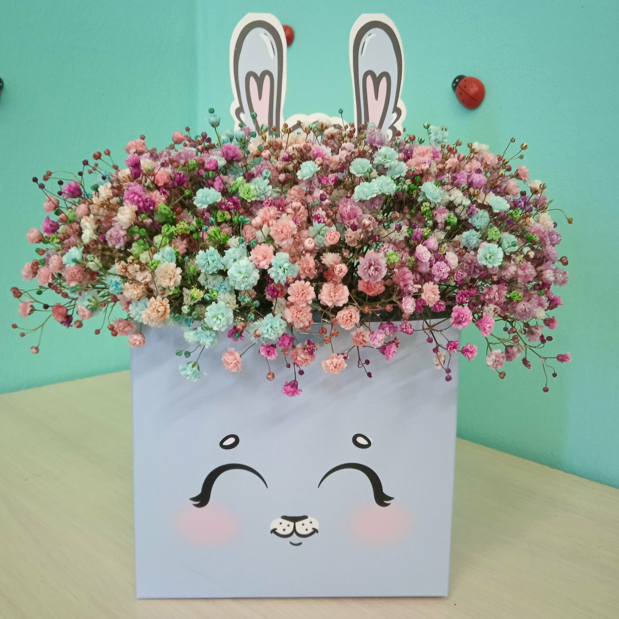 Букет Гипсофилы "Милый зайка" зефирко в коробочке 23 см разноцветный