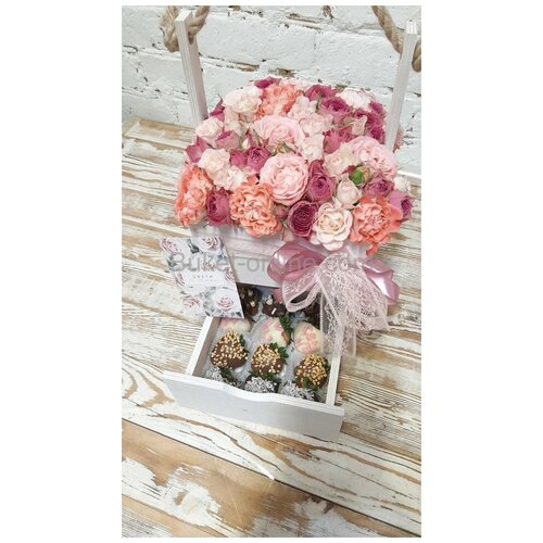 Пионовидные кустовые розы с клубникой в шоколаде