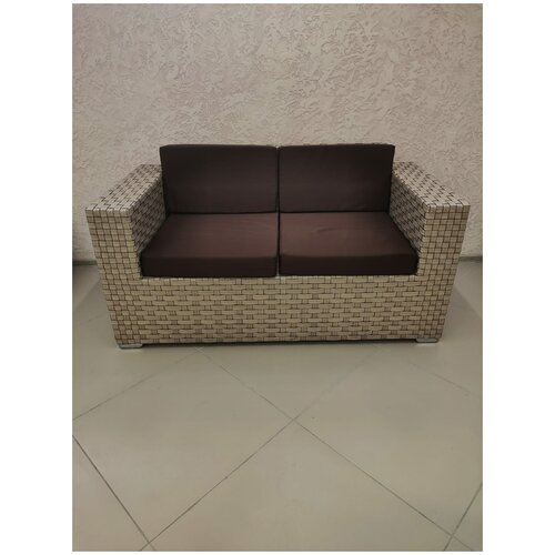 Диван Престиж, плетеный из искусственного ротанга бежевый широкий с подушками коричневого цвета