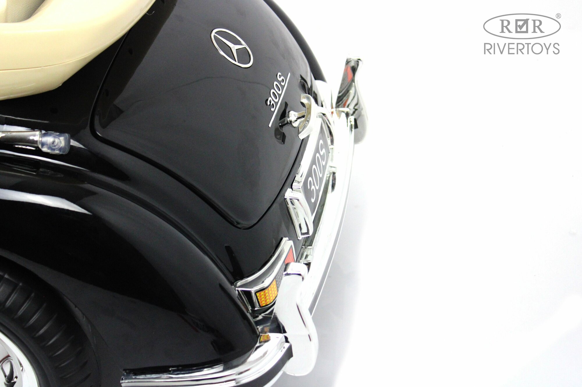 RiverToys Детский электромобиль Mercedes-Benz 300S черный глянец