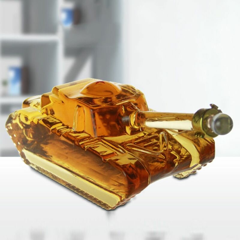 фото Декантер в виде танка стеклянный
