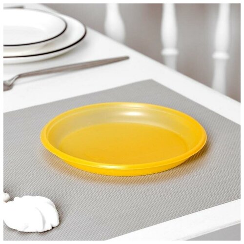 - Тарелка одноразовая десертная, d=16,5 см, цвет жёлтый