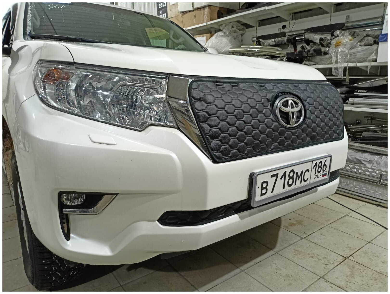 Утеплитель решетки радиатора зимний для Toyota Land Cruiser Prado 2020 в дизайне Соты без камеры