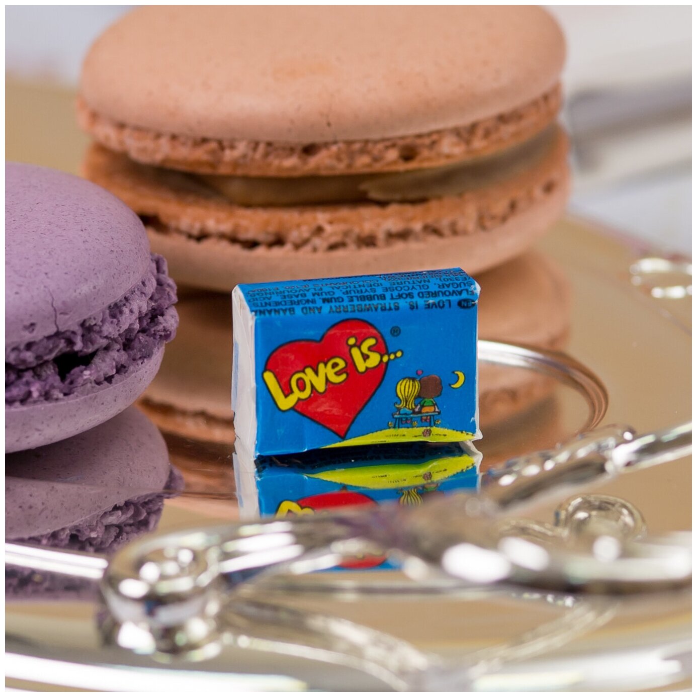 Жевательная резинка Love is для сувениров гостям и наполнения бонбоньерок на свадьбе, 10 штук - фотография № 3