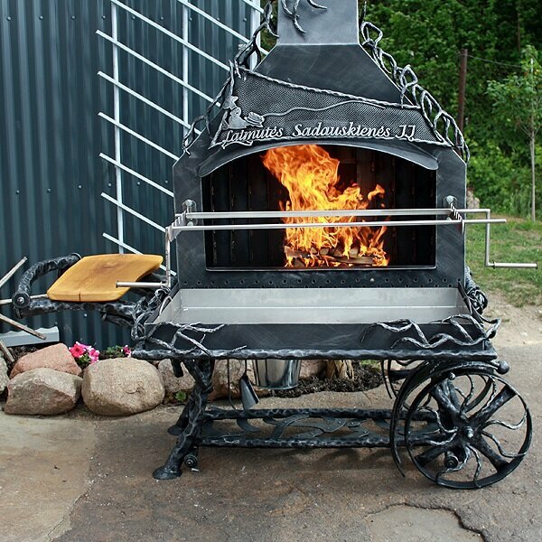 Печь - гриль для жарки поросят и баранов с вертелом, металлическая с элементами ковки "Ветки дерева"
