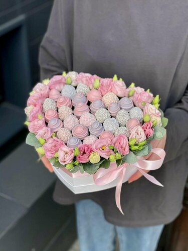 Изображение товара Коробка сердце с клубникой в розовом и фиолетовом шоколаде, кокос, белый воздушный рис, эустома, Purple 4, 22 см