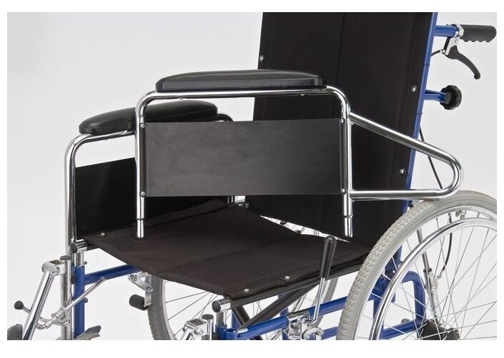 Инвалидная кресло-коляска Армед H008 (ширина сидения 46,5 см, регулировка спинки по углу наклона, колеса: задние пневматические/ передние литые)