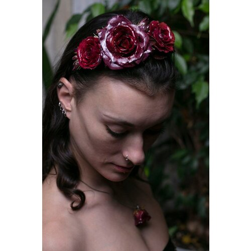 Ободок «Екатерина» от Evisan. Натуральные крупные красные розы в ювелирной смоле