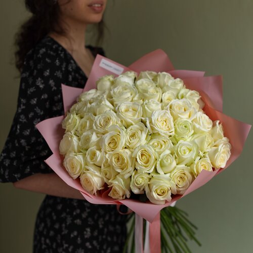 Моно букет из 51 классической белой розы «Аваланш» в пленке