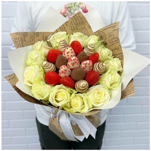 Розы клубника в шоколаде в букете Flowerstorg N985