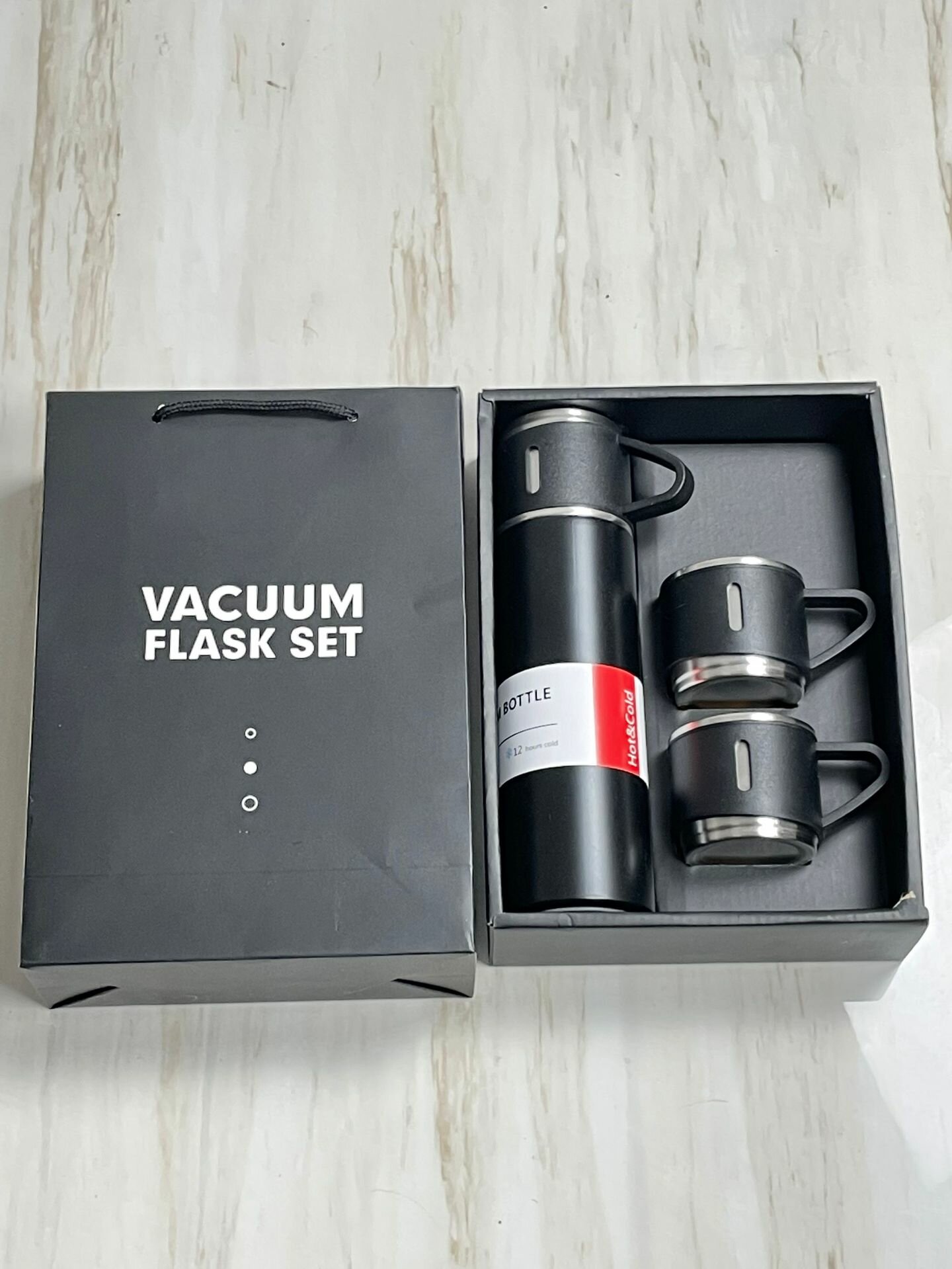 Термос вакуумный, подарочный набор с тремя кружками в чёрном цвете - фотография № 3