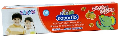 Зубная паста KODOMO Апельсин 0.5 +, 80 г, оранжевый