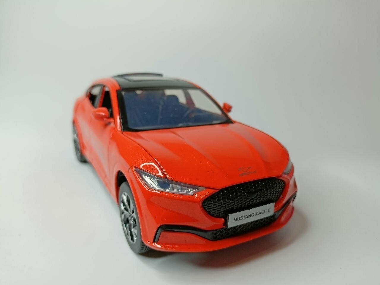 Модель автомобиля Ford Mustang Mach-E коллекционная металлическая игрушка масштаб 1:24 красный