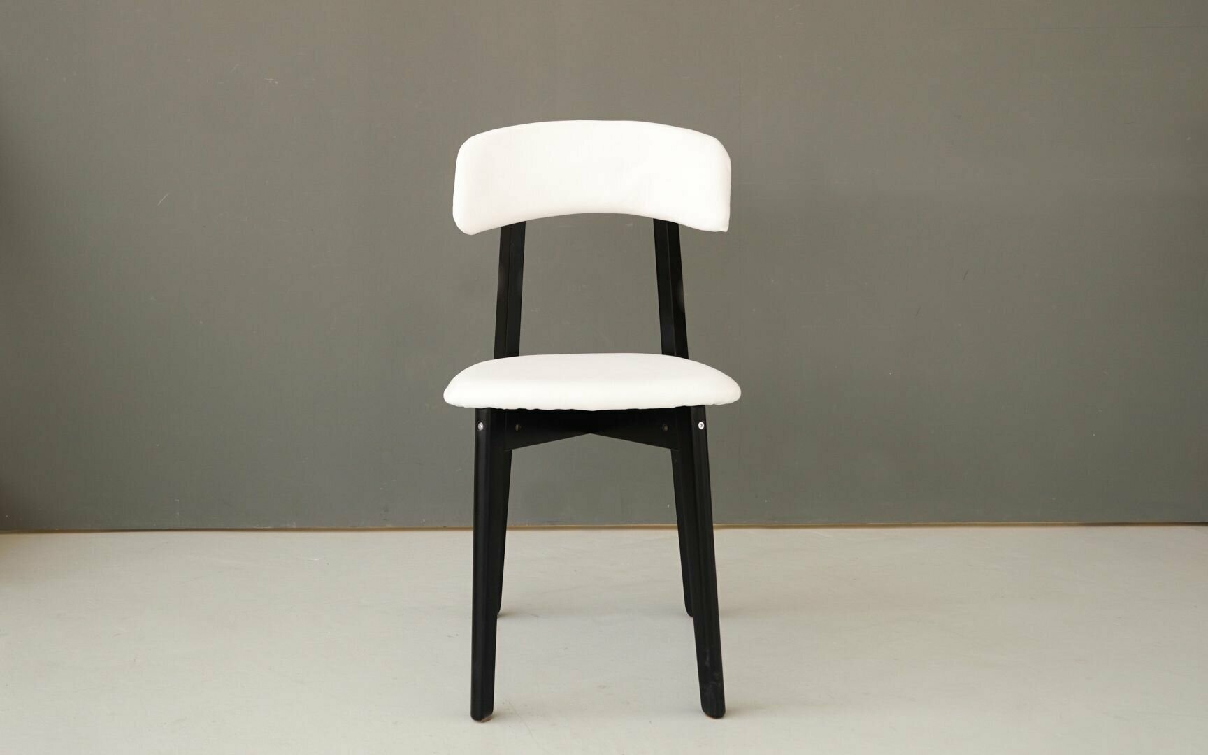 Мягкий кухонный стул бинго, белый с чёрными ножками - фотография № 4