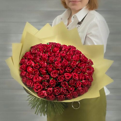 Изображение товара Монобукет Букет Маркет, 75 роз, высота 40см, оберточная бумага, красный