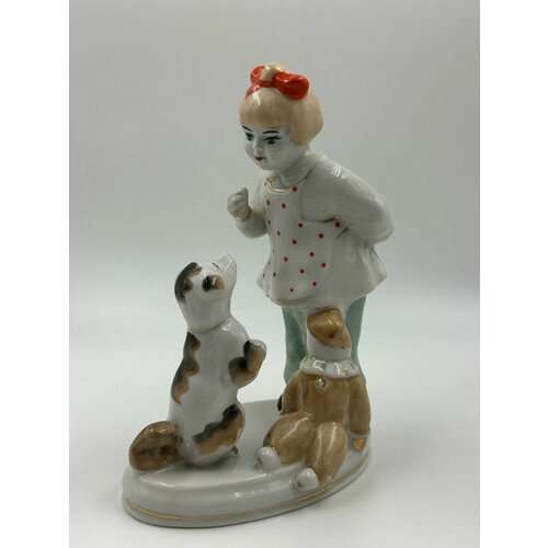 Фарфоровая Статуэтка 