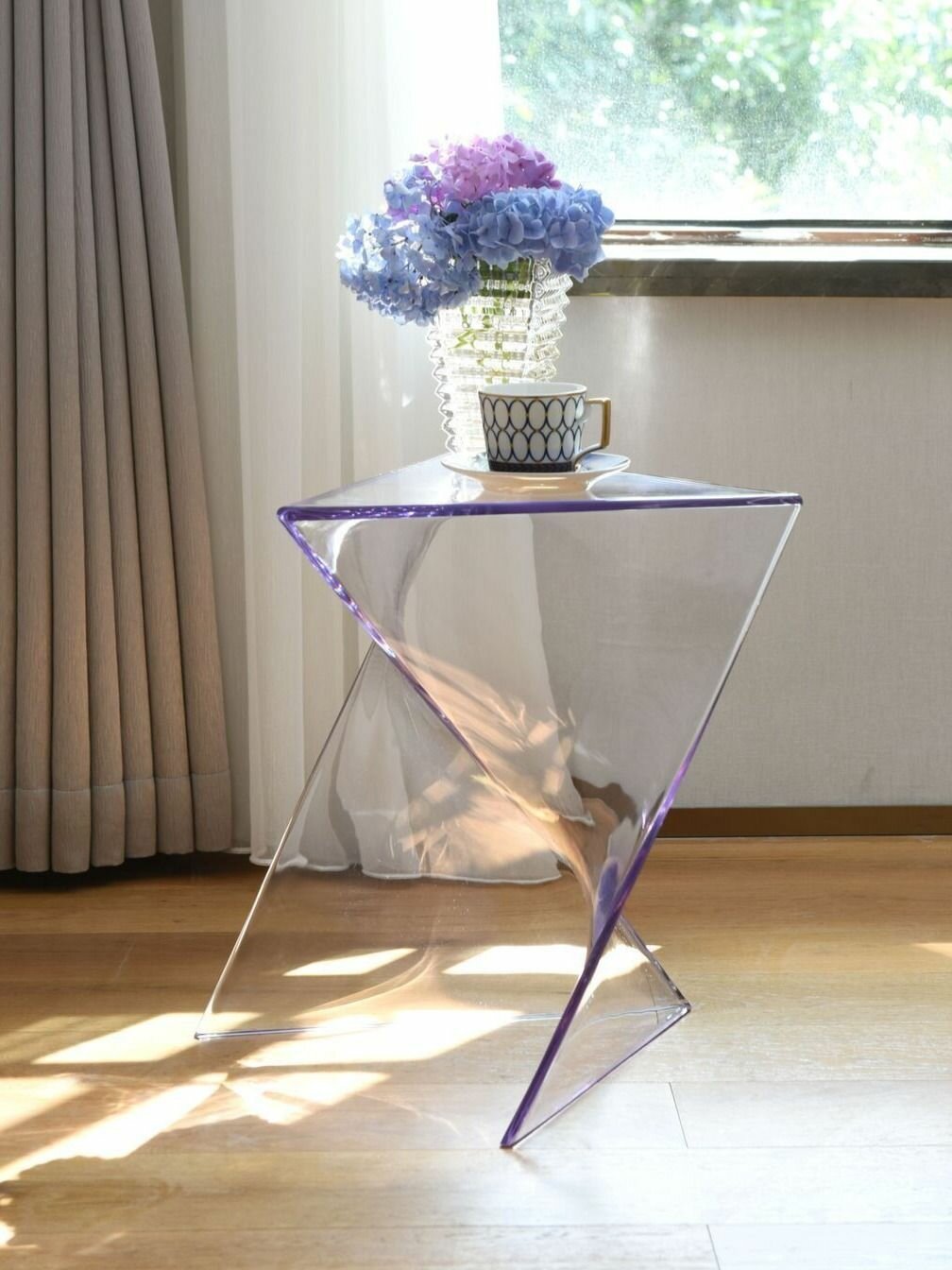 Столик кофейный пластиковый Kafka Журнальный стол прозрачный треугольный дизайнерский, 40х40х43 см Blesslight