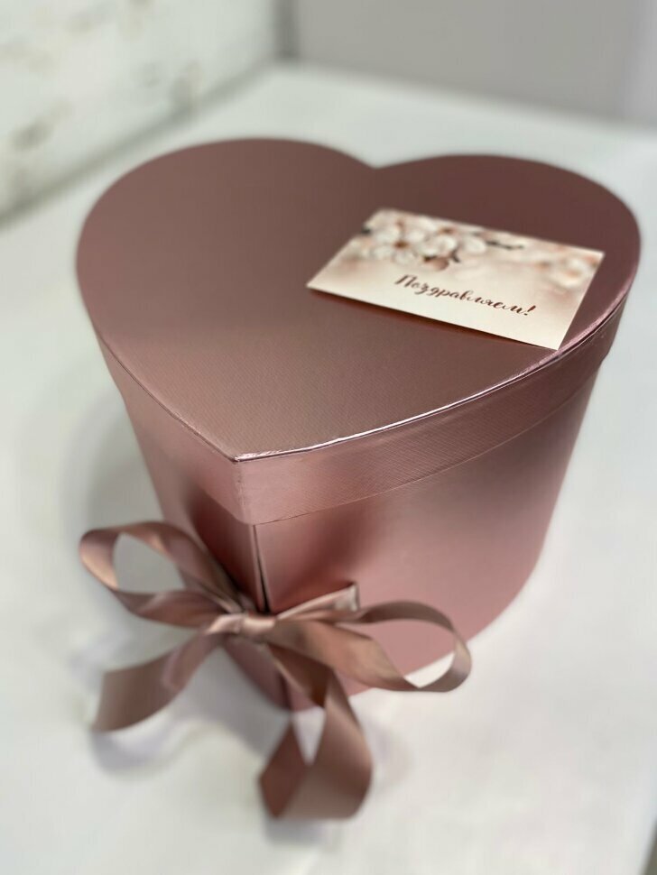 Нежная композиция из роз и клубники в шоколаде в форме сердца