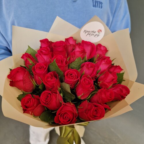 Розы Кения 21 шт красные в кремовой упаковке 37 см (на фото 25 шт)арт.12642