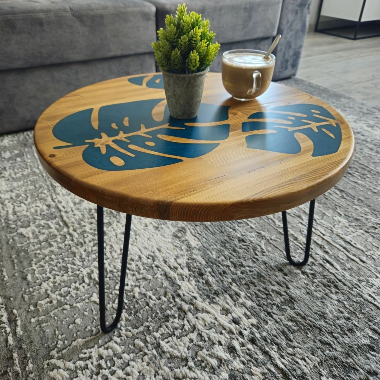 Журнальный кофейный столик из эпоскидной смолы и натуралного дерева в стиле лофт