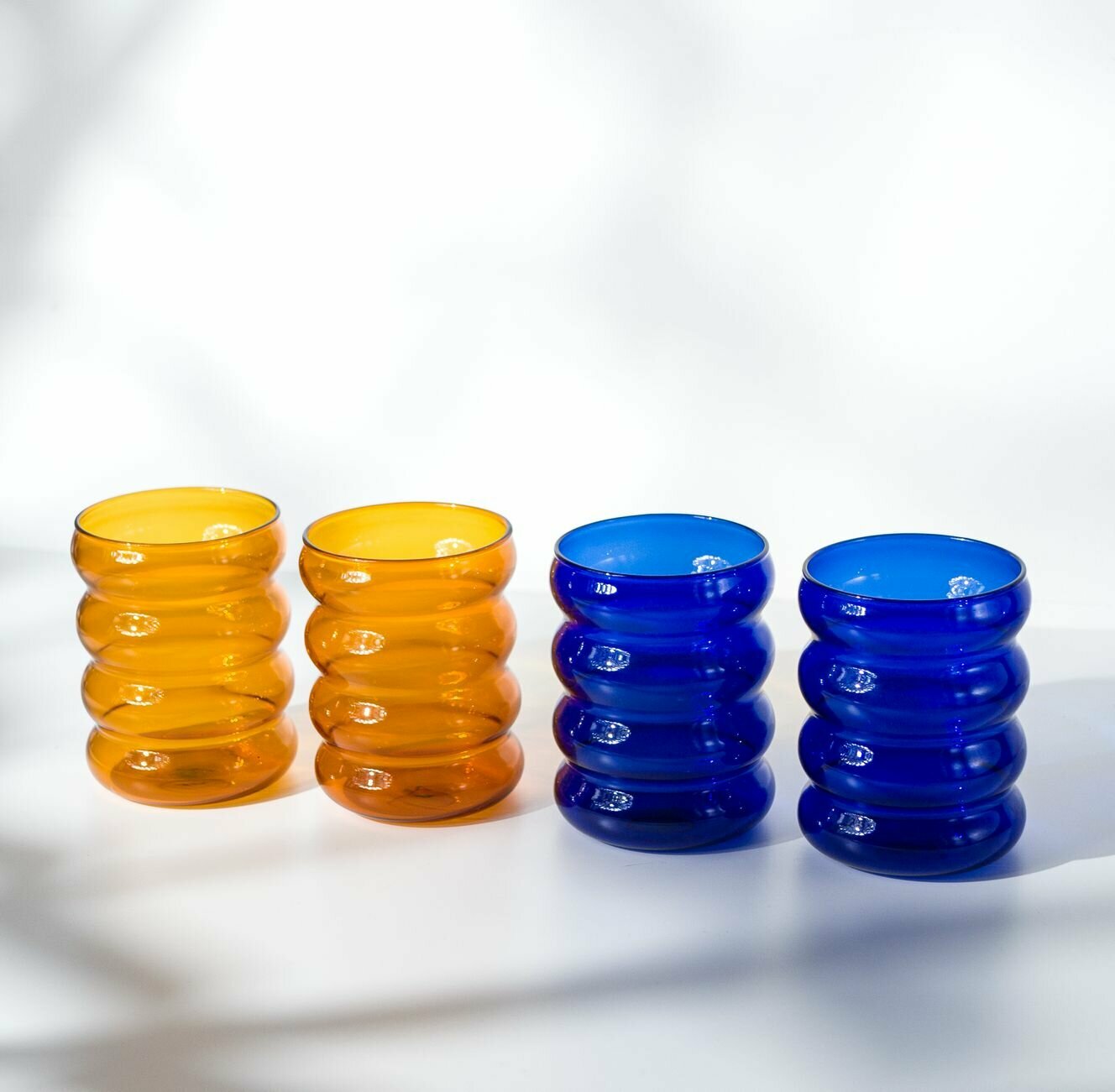 фото Набор стеклянных волнистых стаканов для кофе, латте, чая, бокал 300 мл 4 шт прозрачный и зеленый