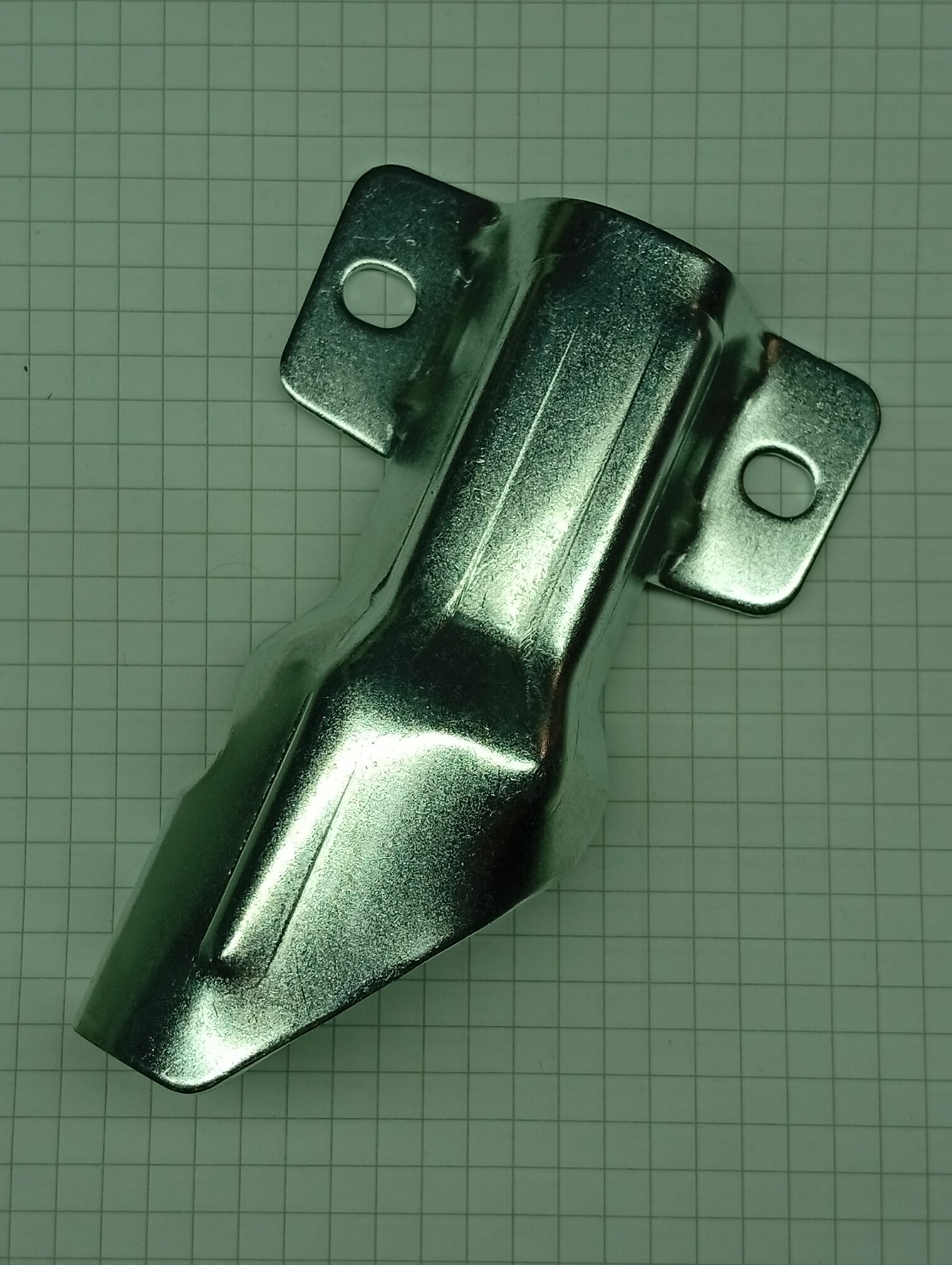 Кронштейн крепления защитного кожуха для триммера CHAMPION T444S-2 / 2120015749