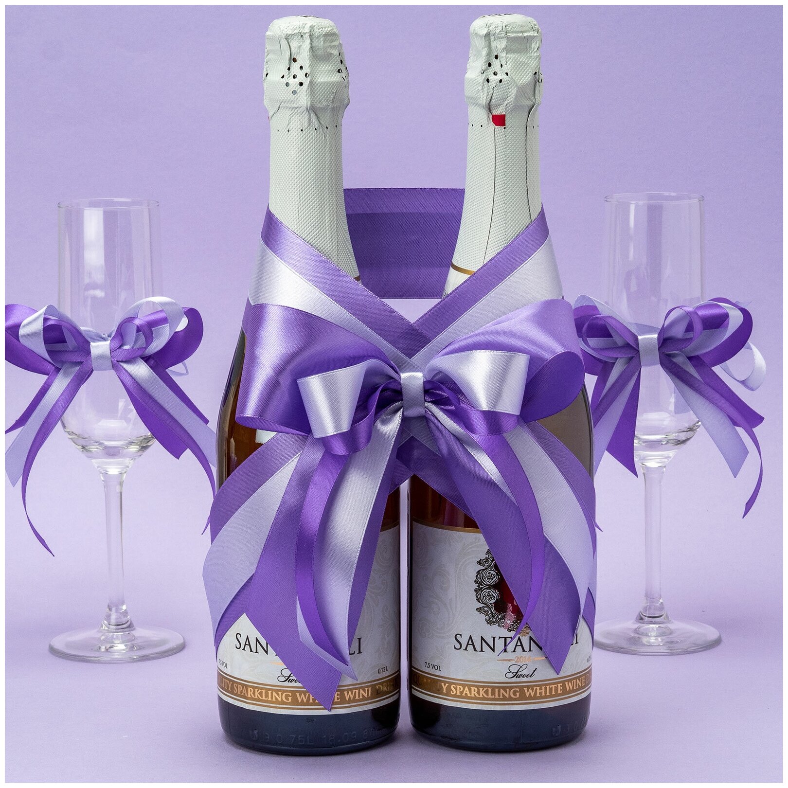 Свадебное украшение для шампанского новобрачных "Сиреневый бант" из атласных лент лилового и светлого фиолетового оттенков