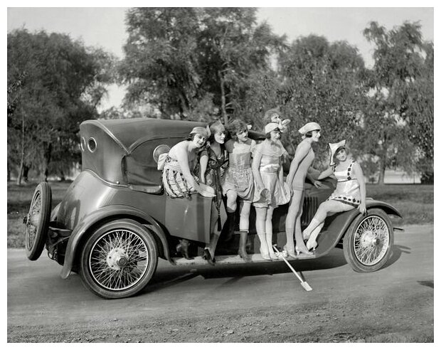 Постер на холсте Девушки на подножке автомобиля (Girls on the steps of the car) 38см. x 30см.