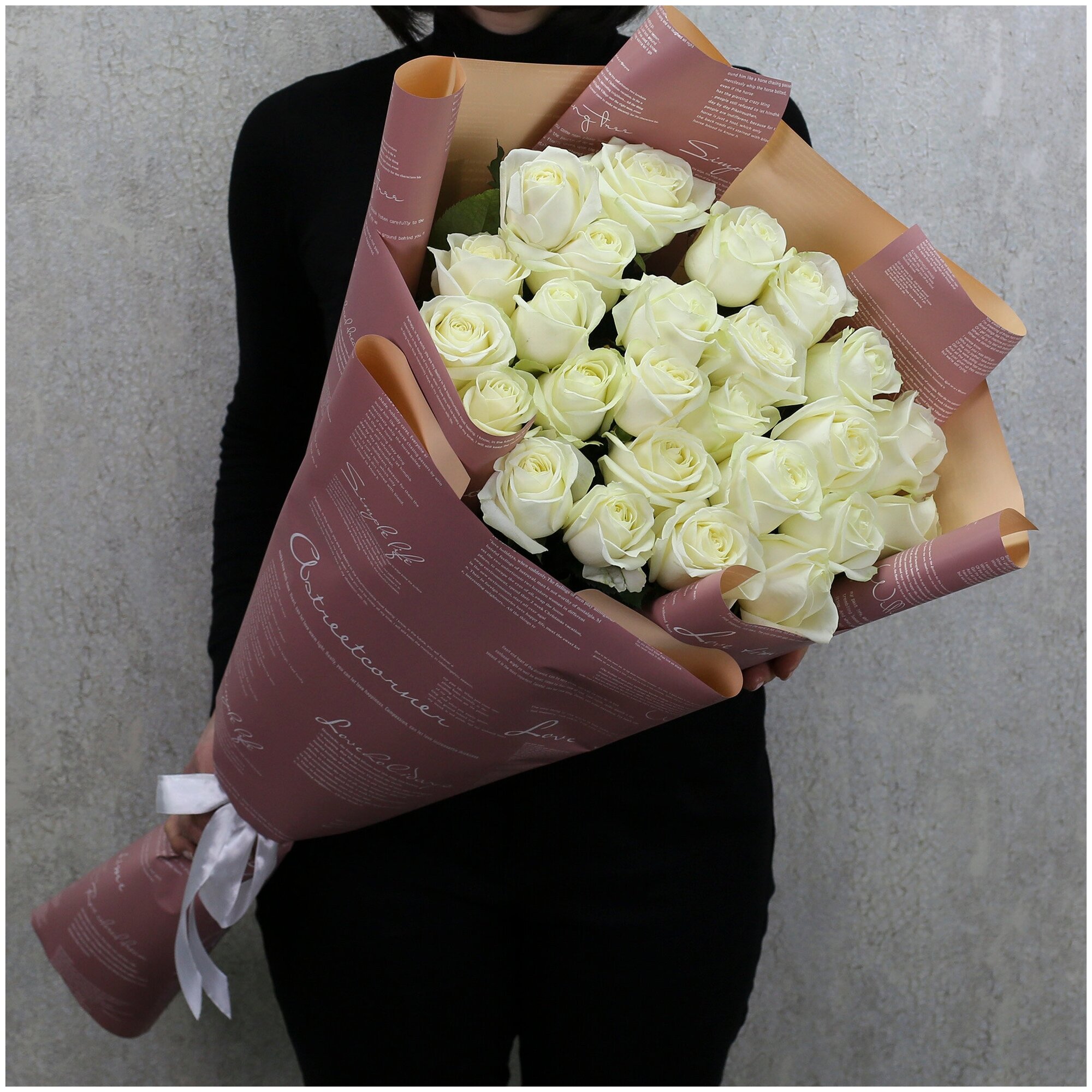 Цветы живые букет из 25 белых роз Аваланч 80 см в дизайнерской упаковке