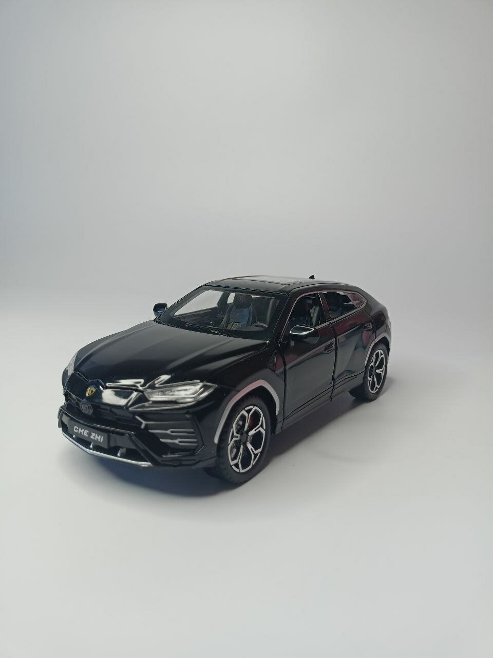   Lamborghini Urus     1:24 