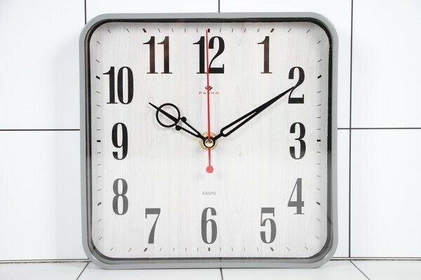 Оригинальные квадратные кварцевые настенные часы со стрелками арабскими цифрами Рубин Эко на батарейках для дома гостиной бара отеля дачи из серого пластика, размер 19х19 см
