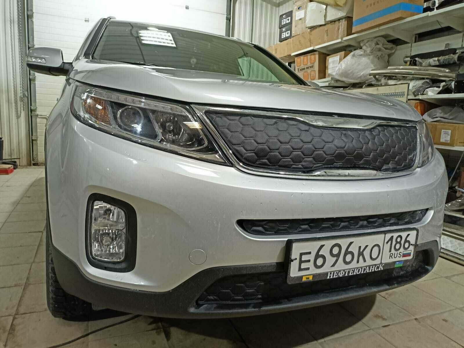 Утеплитель радиатора для Kia Sorento (Кия Соренто) 2012 -2021 II Рестайли(Комплект 3 детали)Строчка Сота Чёрная