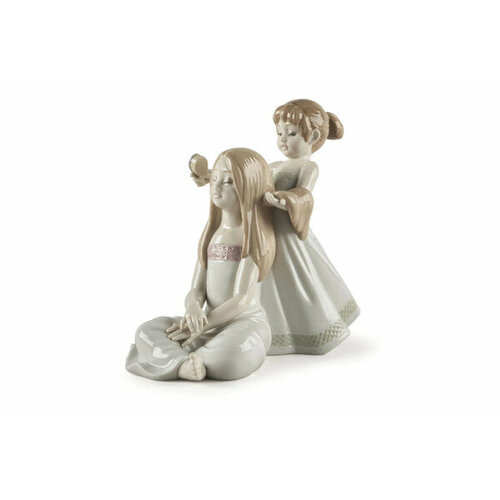 Фигурка Lladro Расчесывая волосы 14х21 см, фарфор